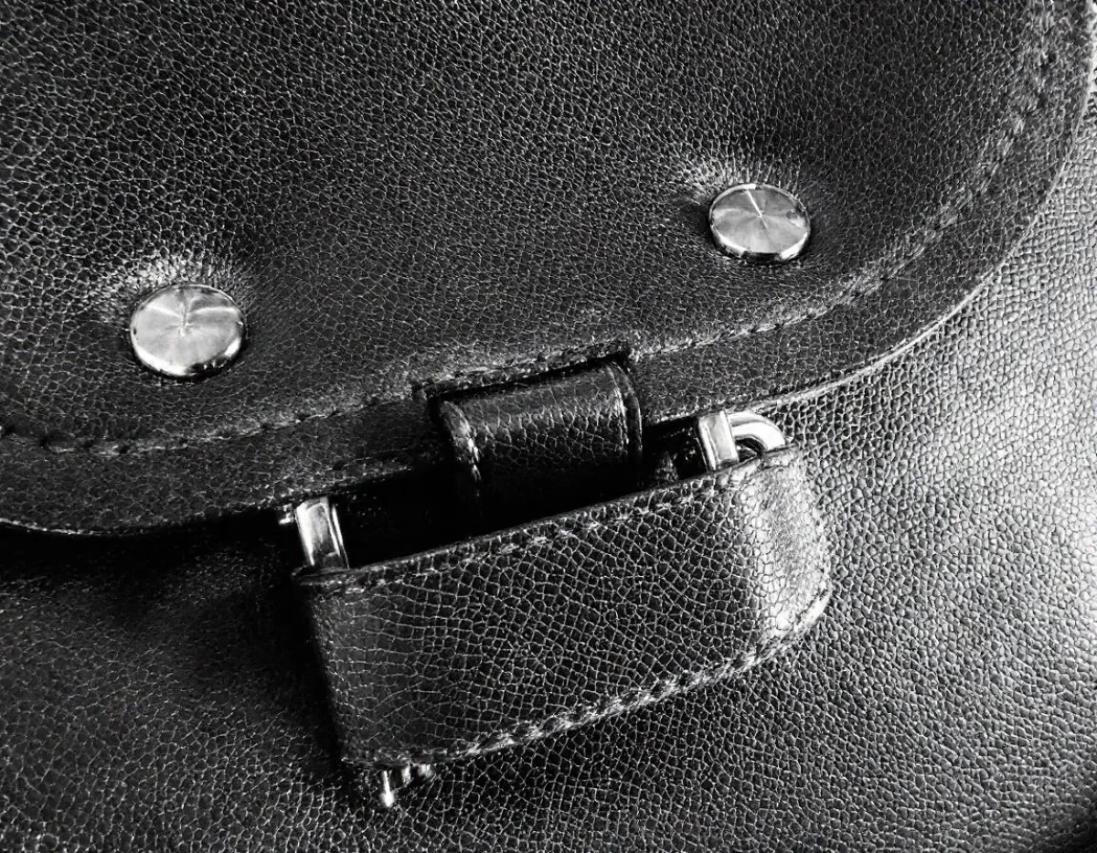 Créer une collection de sacs bandoulière en cuir en édition numérotée